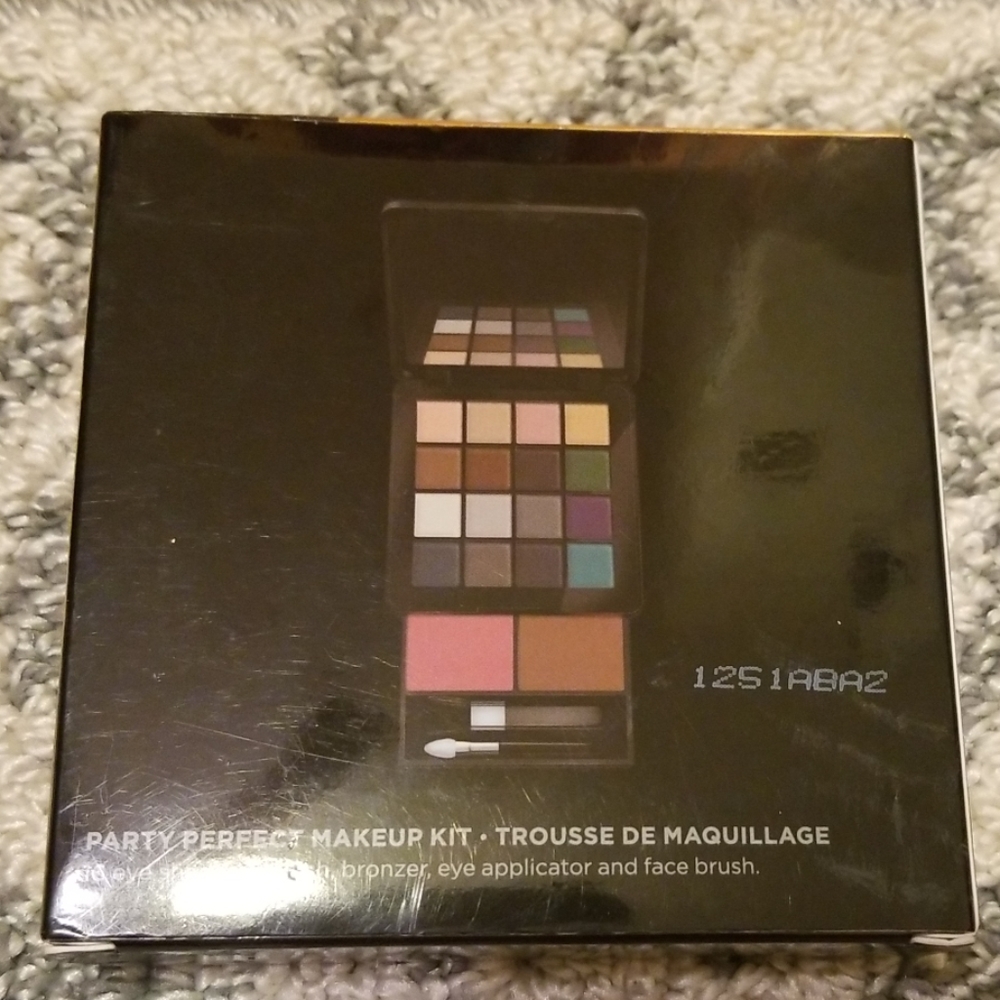 NIB Victoria's Secret Party Perfect Makeup Kit - Picture 6 of 6